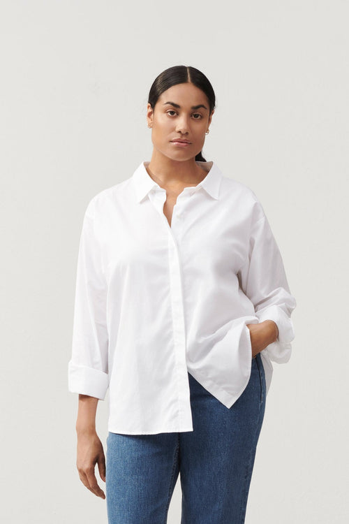 Jackie shirt is made from our softest organic cotton quality and has a modern boxy silhouette which is balanced with a classic shirt collar and cuffs.