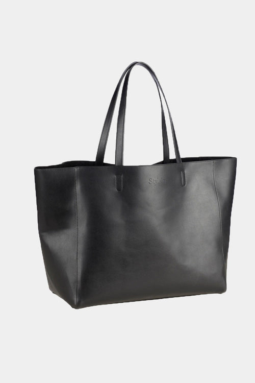 Yacht is a classic shopper cut from the most beautiful vegan leather.
