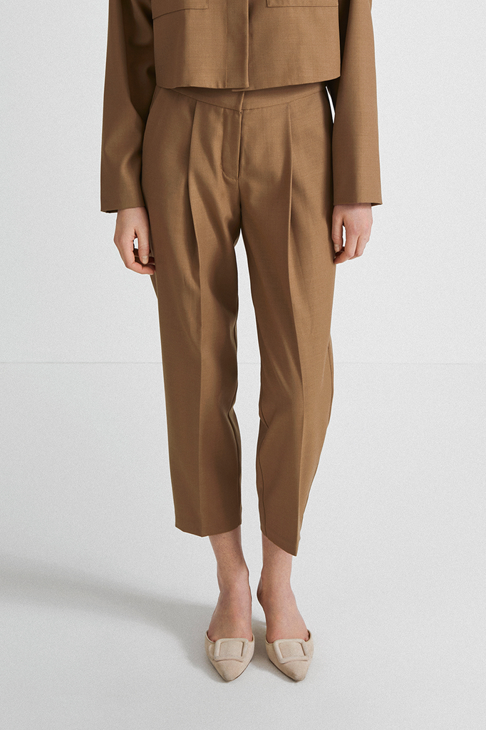 Beige deals cropped trousers