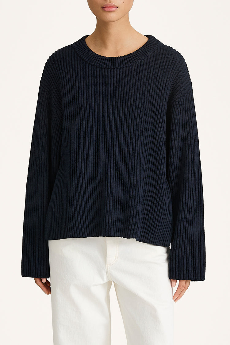 Abella knitted sweater midnight stylein model image front close