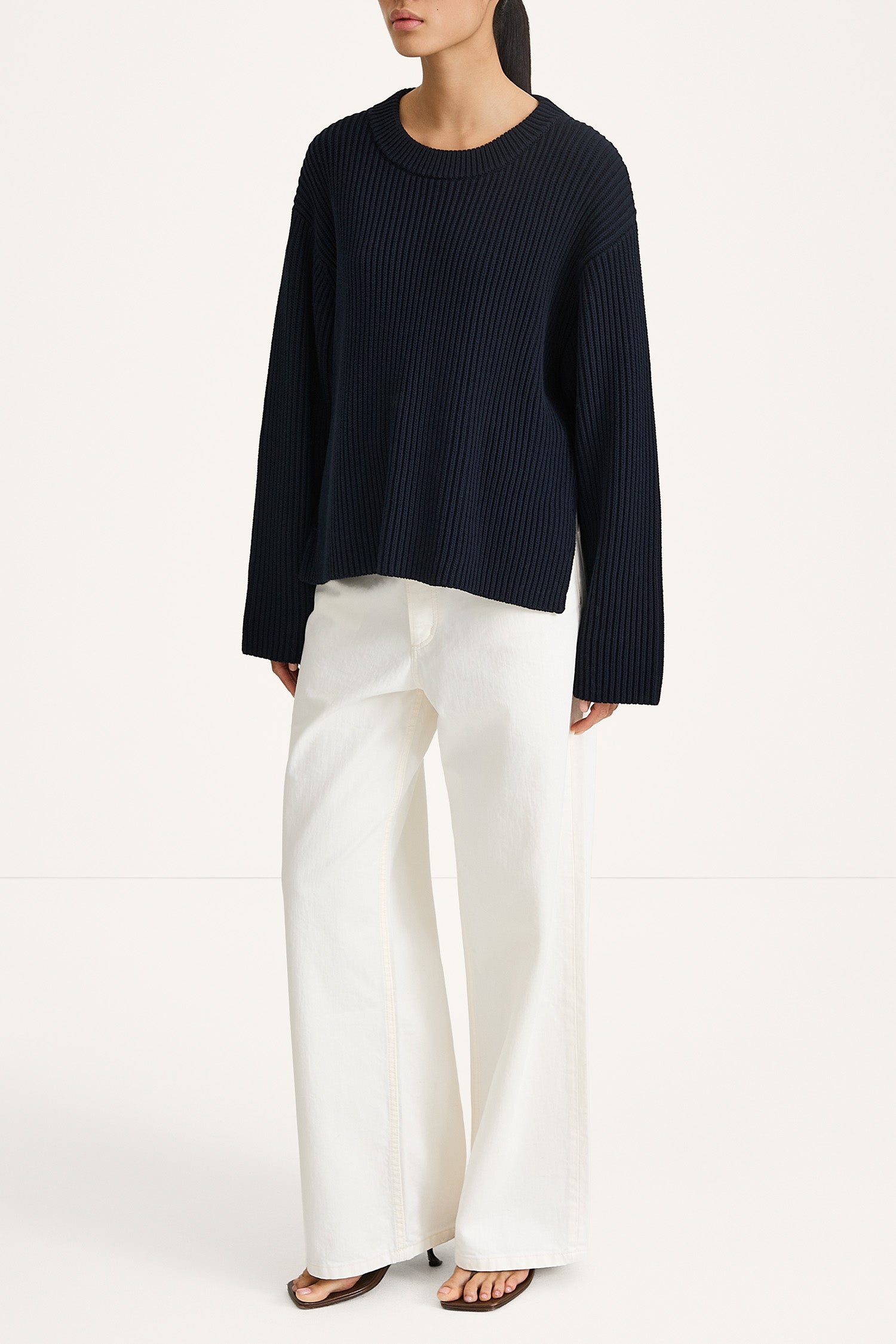 Abella knitted sweater midnight stylein model image side