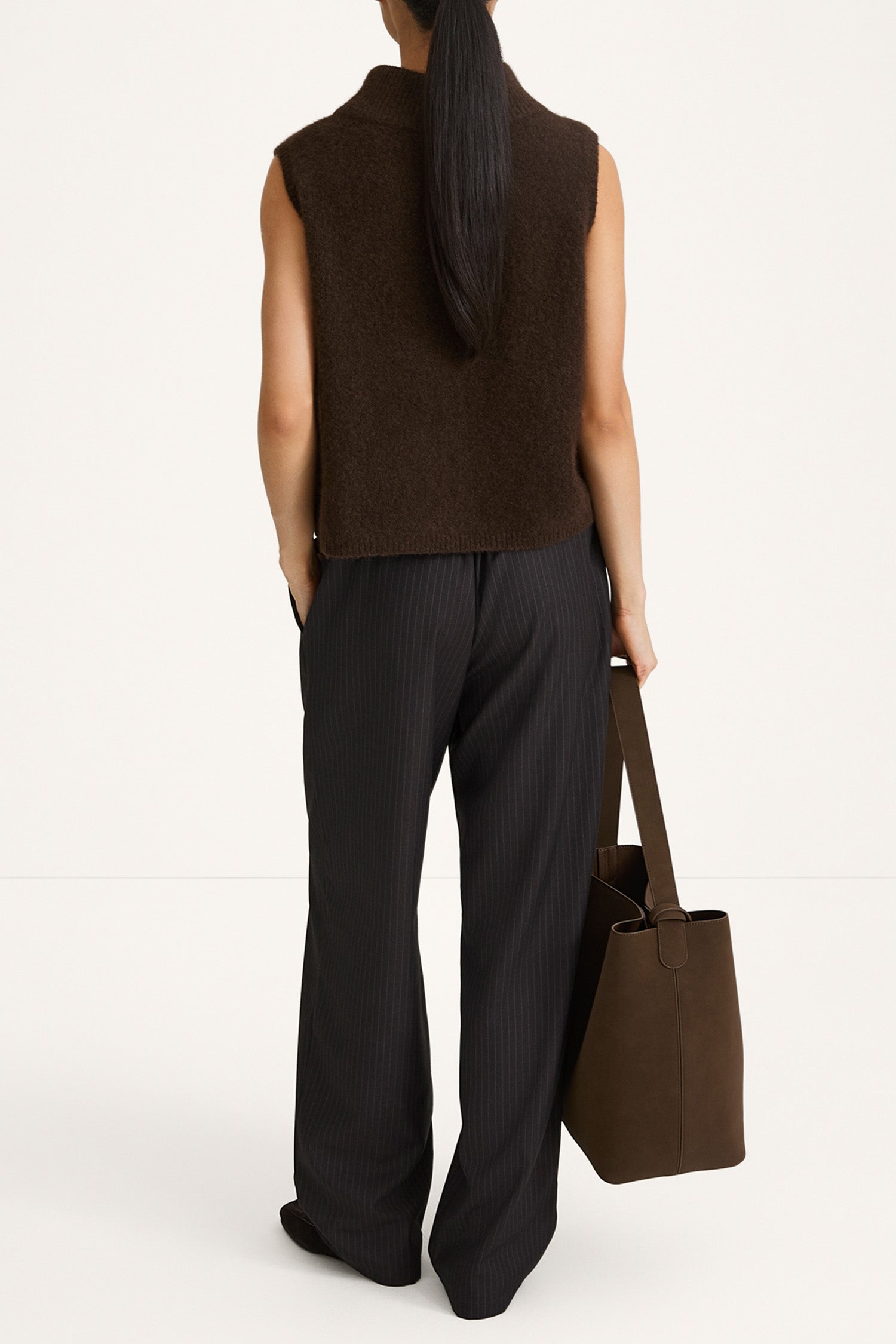 Amara knitted sleeveless top coffee stylein back