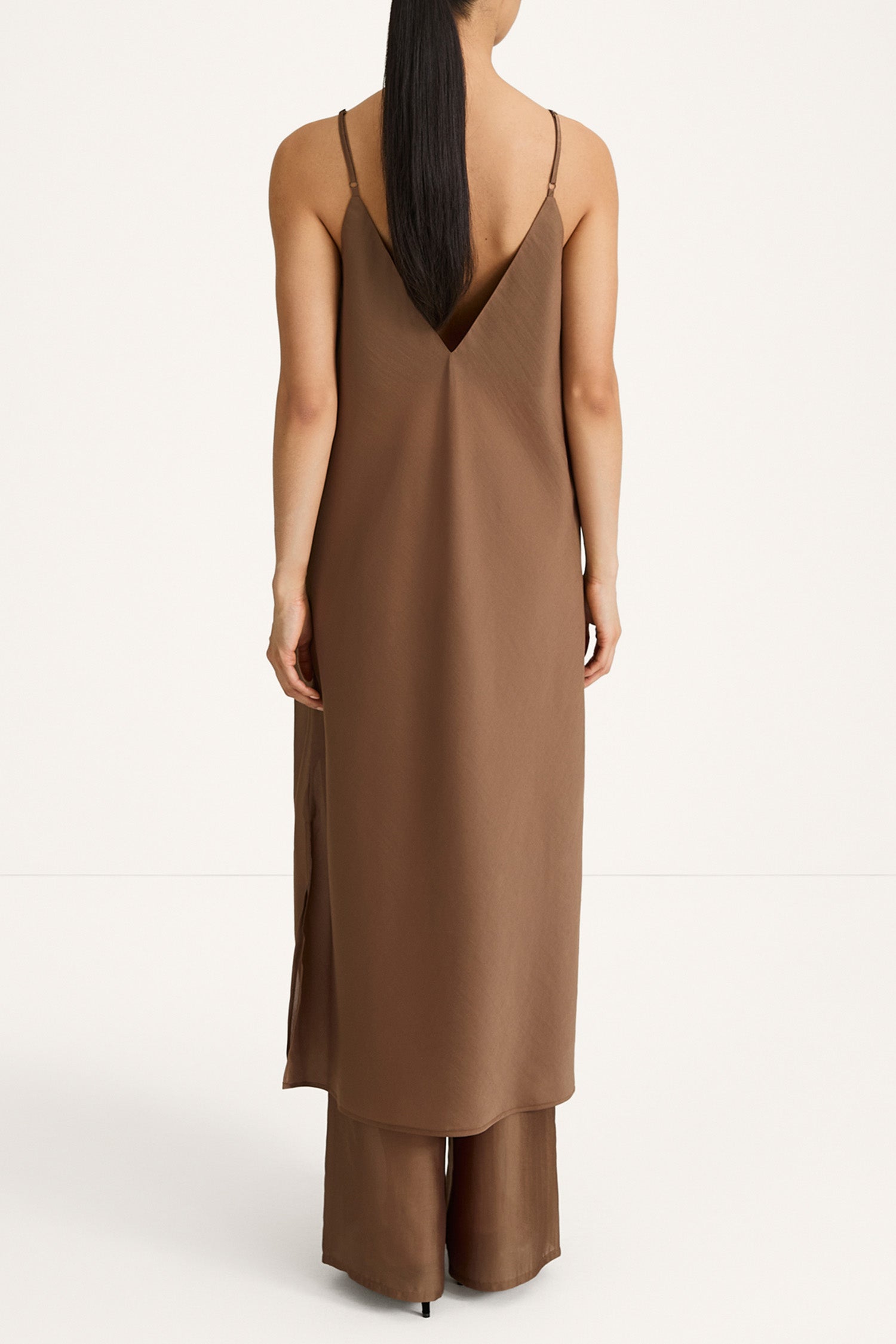 Babeline mid long v-neck lip dress praline stylein back