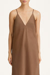 Babeline mid long v-neck lip dress praline stylein close up