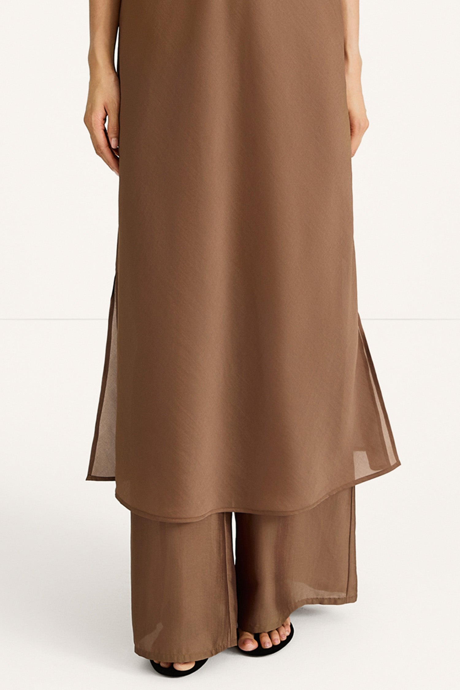 Babeline mid long v-neck lip dress praline stylein detail