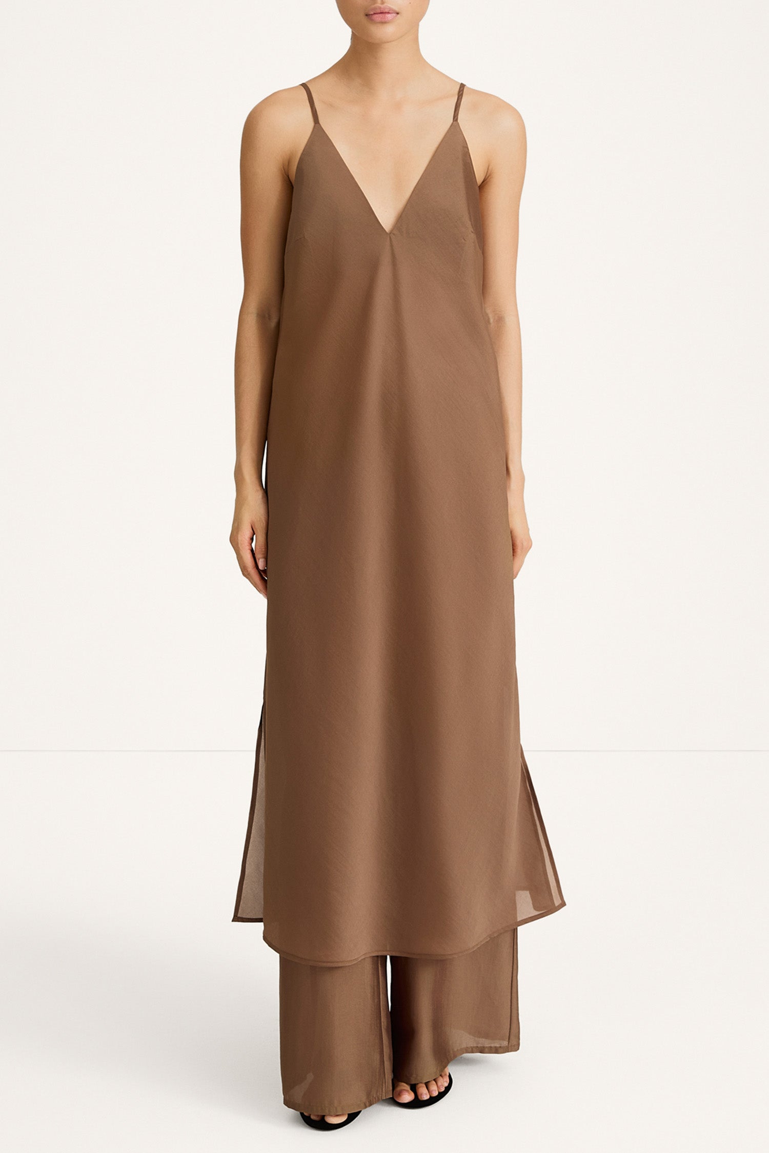 Babeline mid long v-neck lip dress praline stylein front