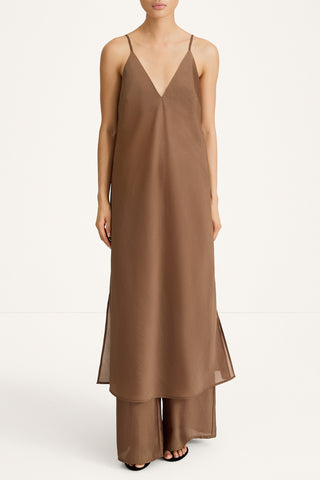 Babeline mid long v-neck lip dress praline stylein front
