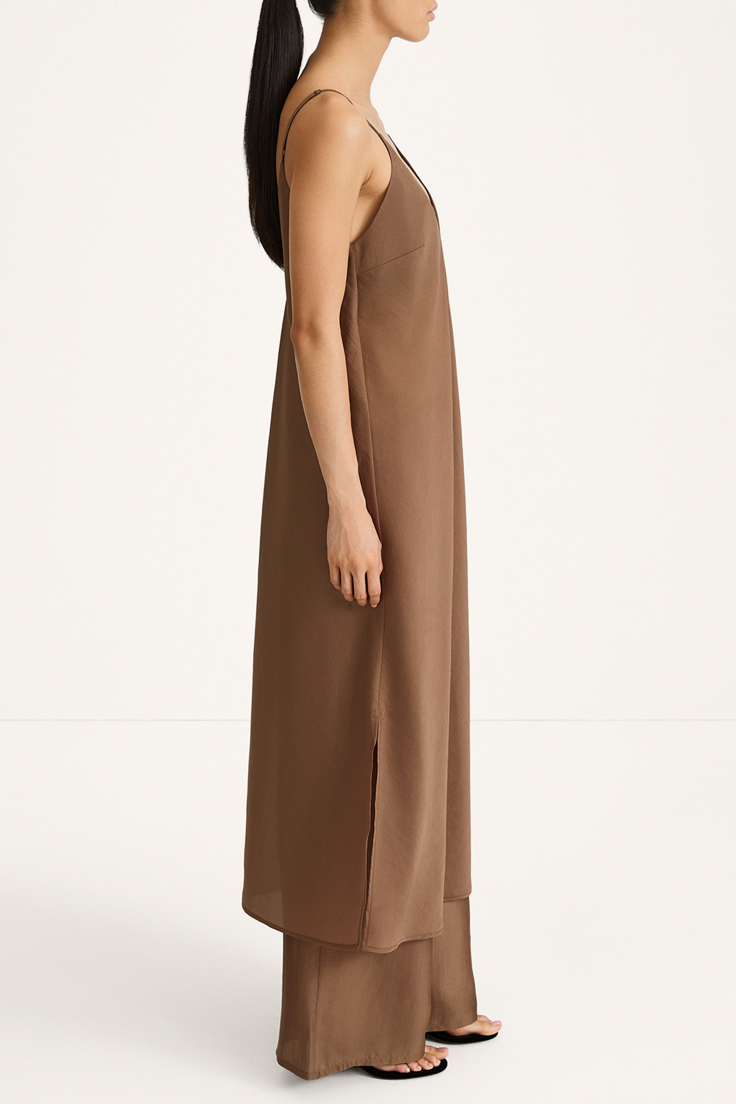 Babeline mid long v-neck lip dress praline stylein side