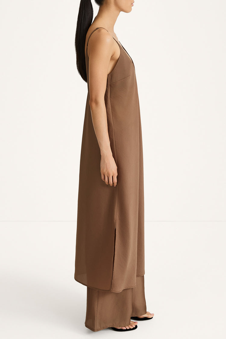 Babeline mid long v-neck lip dress praline stylein side