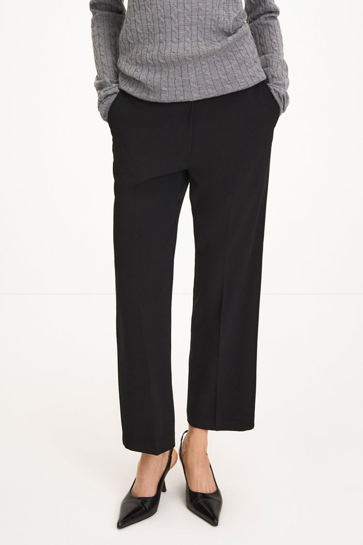 Berzo trousers cropped black stylein model image front close