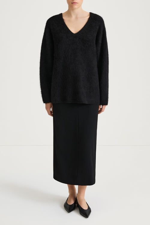 Black v-neck alpacka sweater stylien liora model image