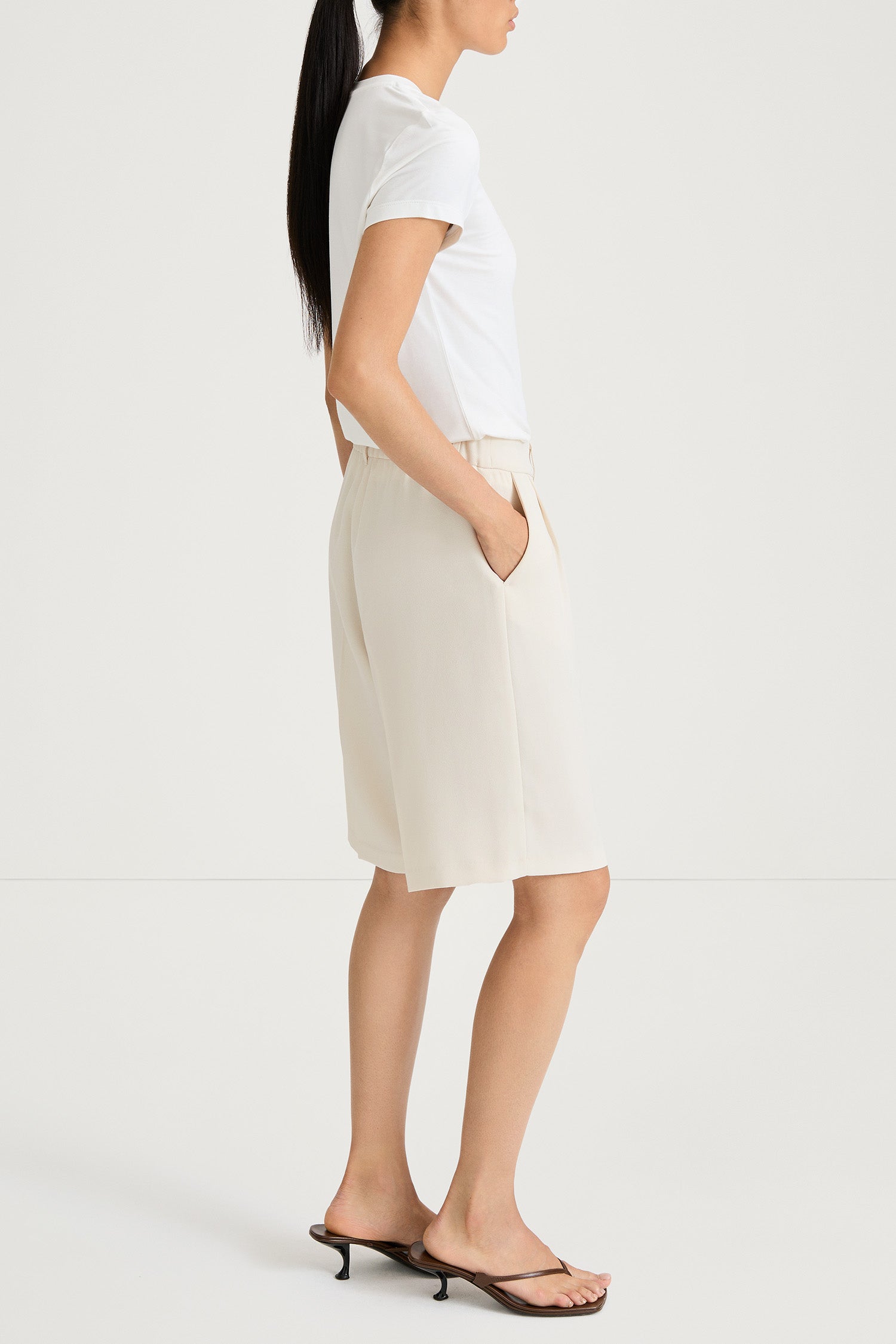 Bore shorts suit ivory stylein model image side