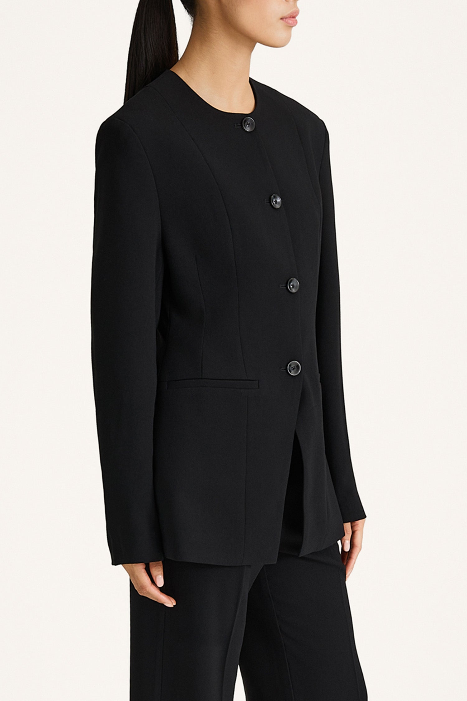Bova black blazer stylein model image close