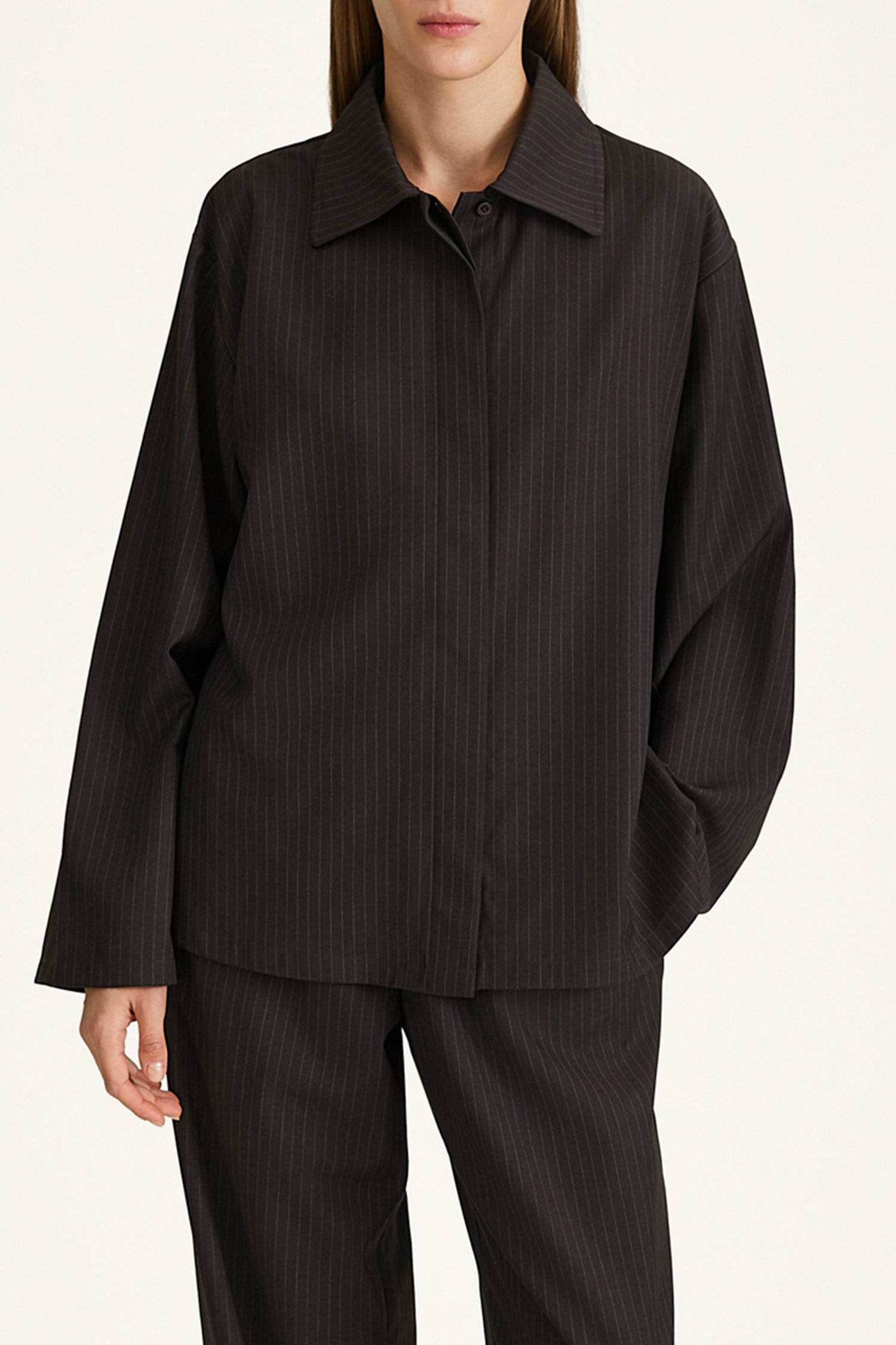 Brenley shirt coffee pinstripe stylein detail
