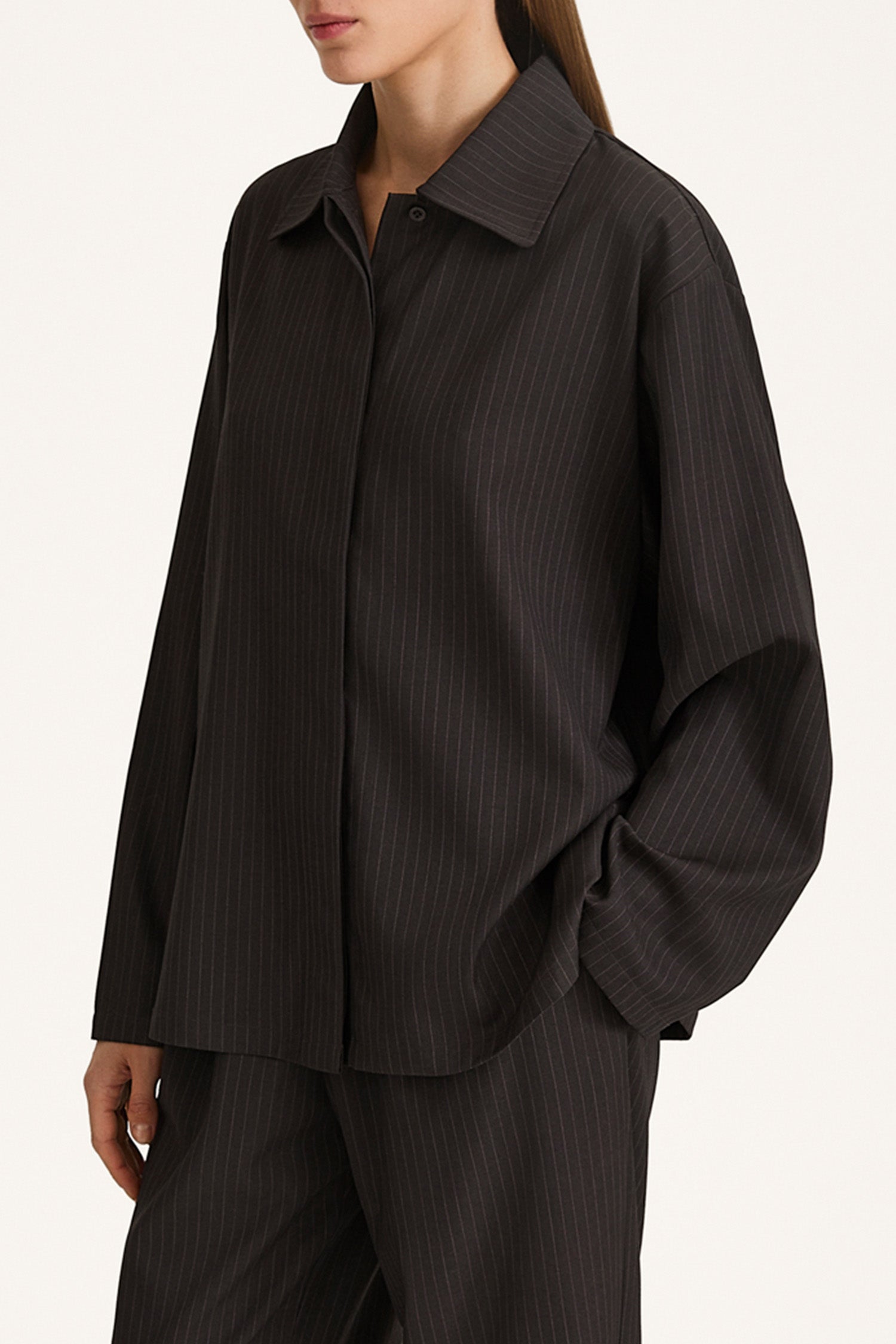 Brenley shirt coffee pinstripe stylein close up