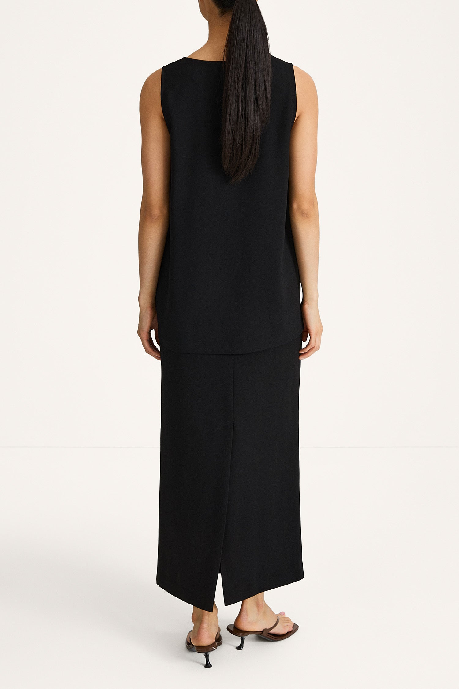 Buccino sleevless top black stylein model image back