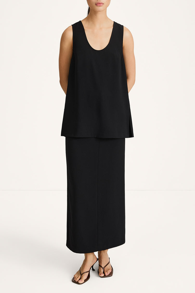 Buccino sleevless top black stylein model image front