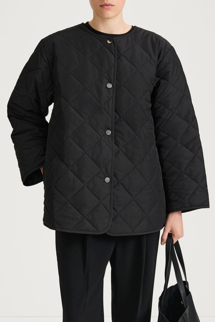 Halima loose flared quilted padded jacket black stylein model image front close