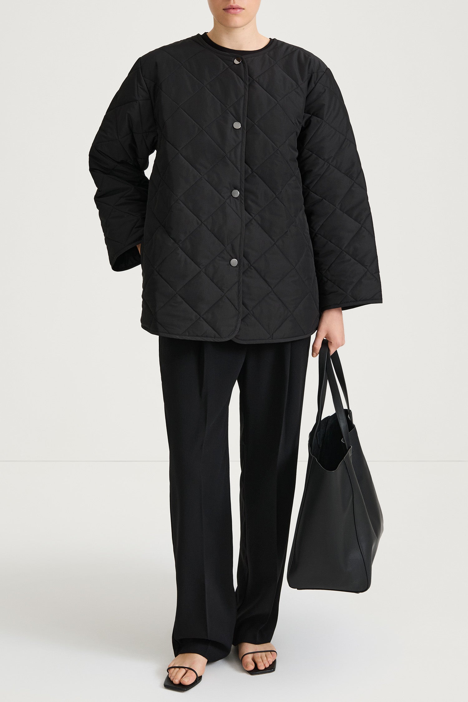 Halima loose flared quilted padded jacket black stylein model image front