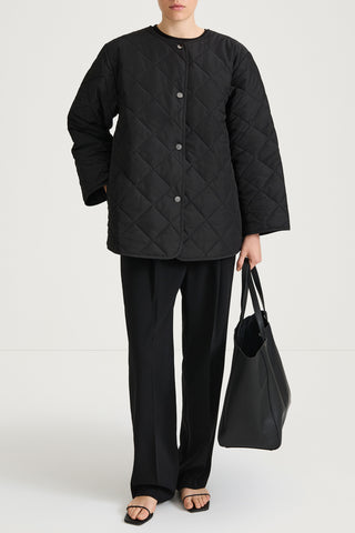 Halima loose flared quilted padded jacket black stylein model image front