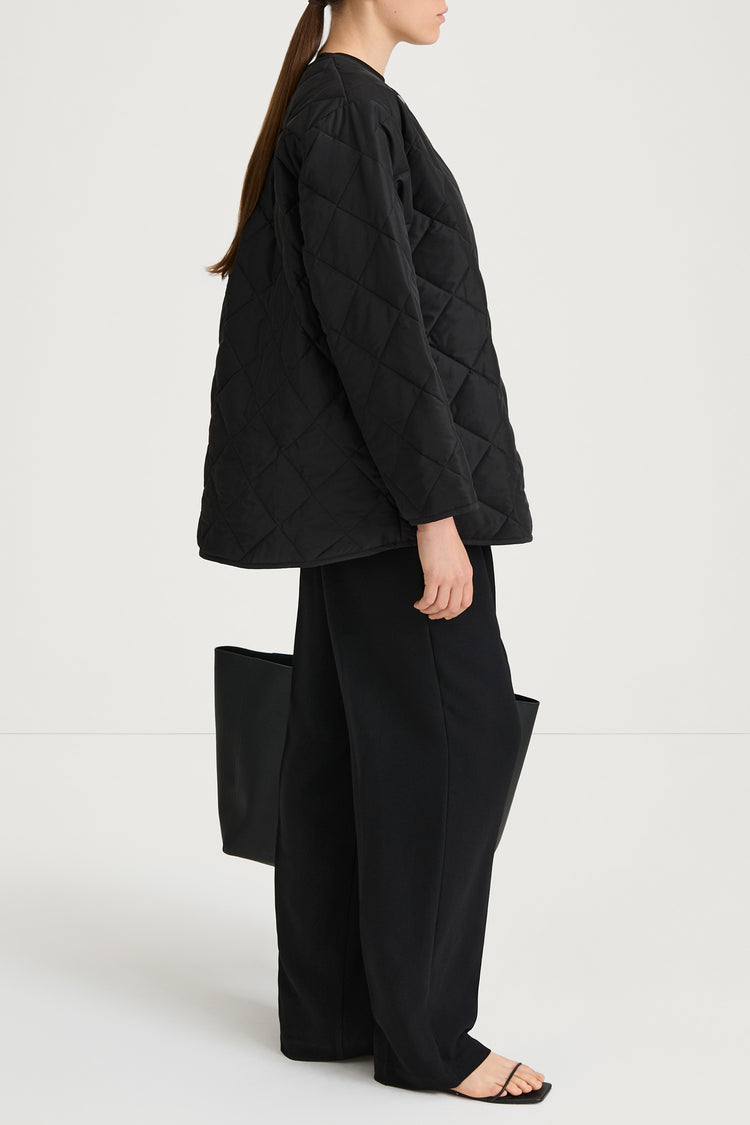 Halima loose flared quilted padded jacket black stylein model image side