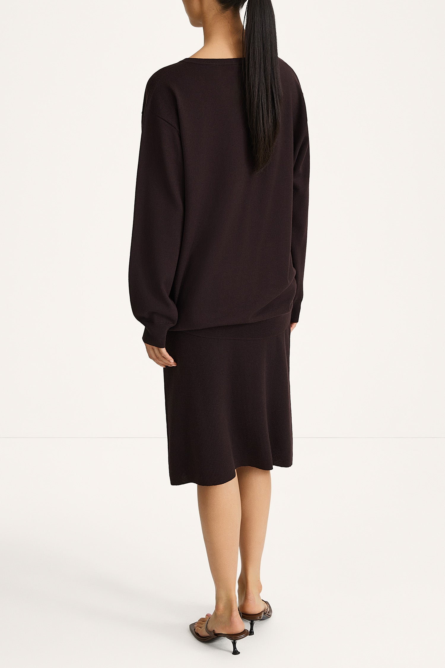 Heramira merino wool v-neck sweater coffee stylein model image back