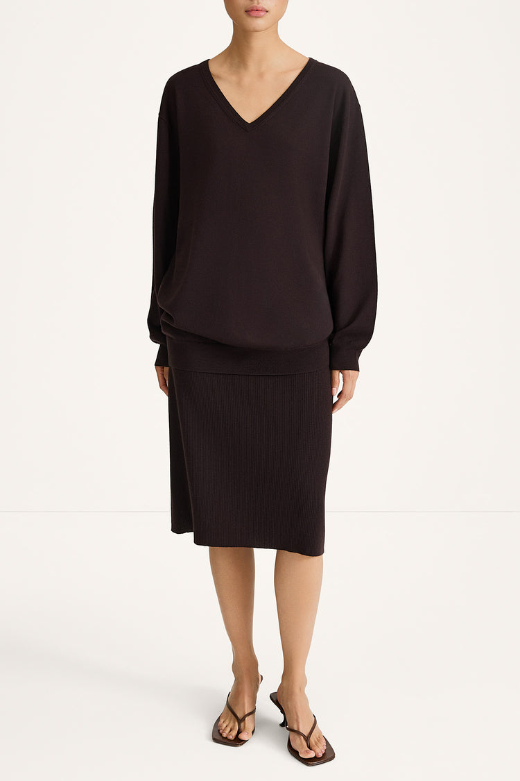 Heramira merino wool v-neck sweater coffee stylein model image front