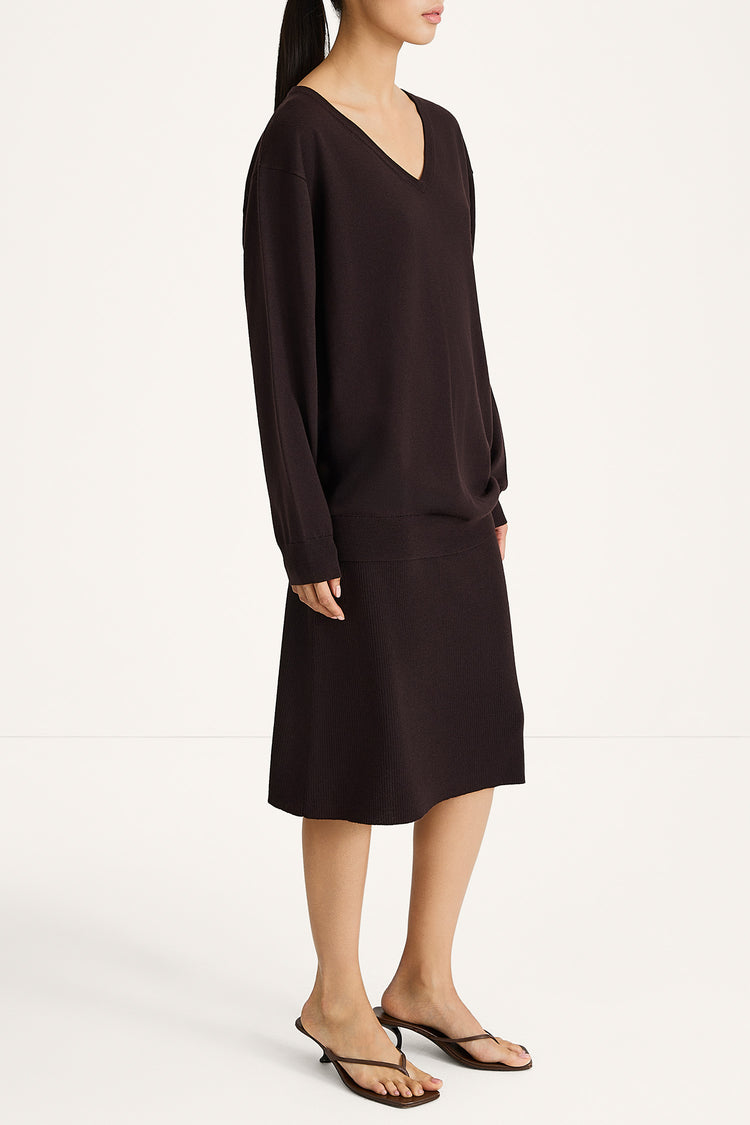 Heramira merino wool v-neck sweater coffee stylein model image side