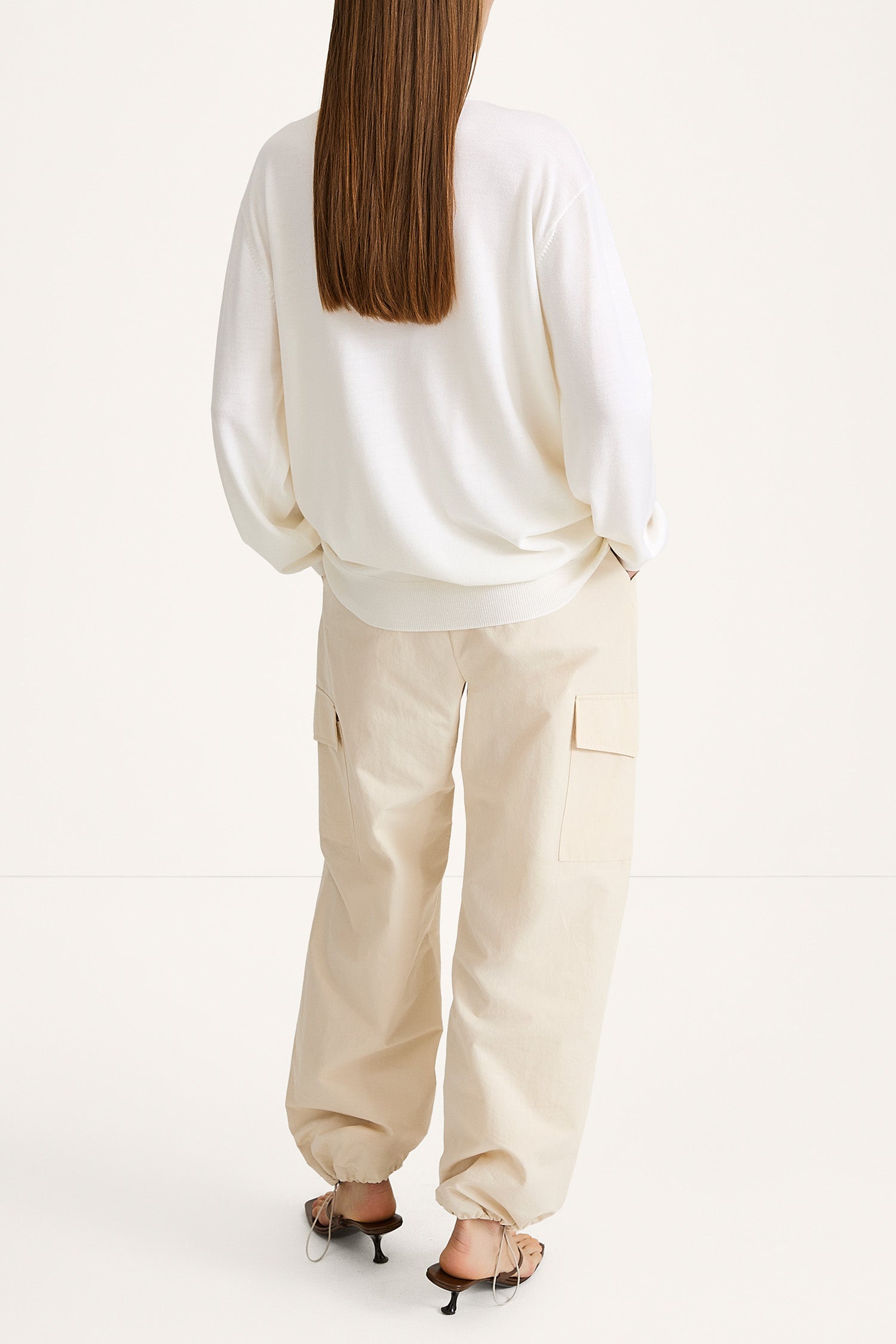 Heramira merino wool v-neck sweater cream stylein model image back