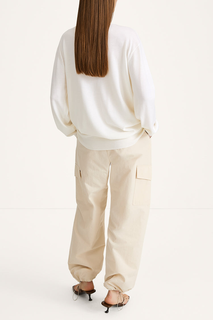 Heramira merino wool v-neck sweater cream stylein model image back