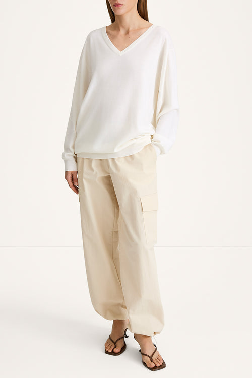 Heramira merino wool v-neck sweater cream stylein model image front