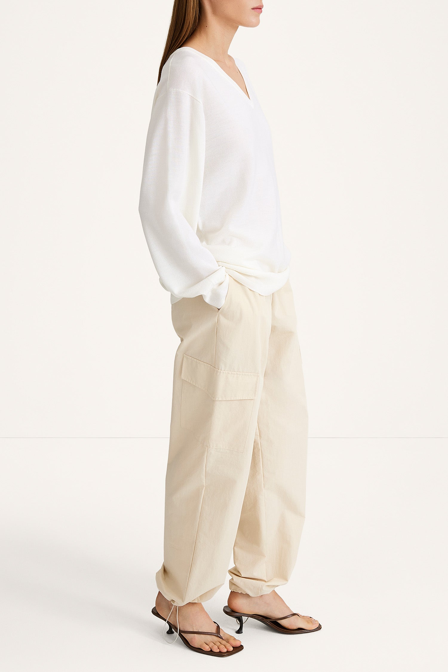 Heramira merino wool v-neck sweater cream stylein model image side