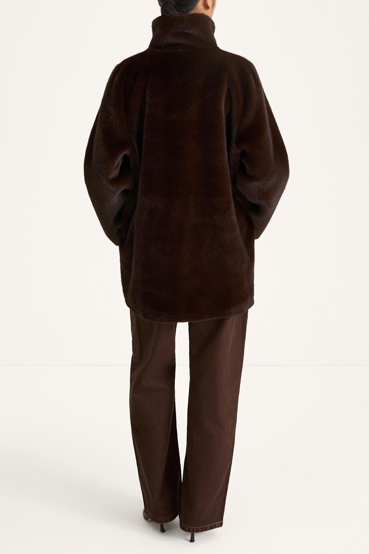 Hilani faux fur short coat dark brown stylein model image back