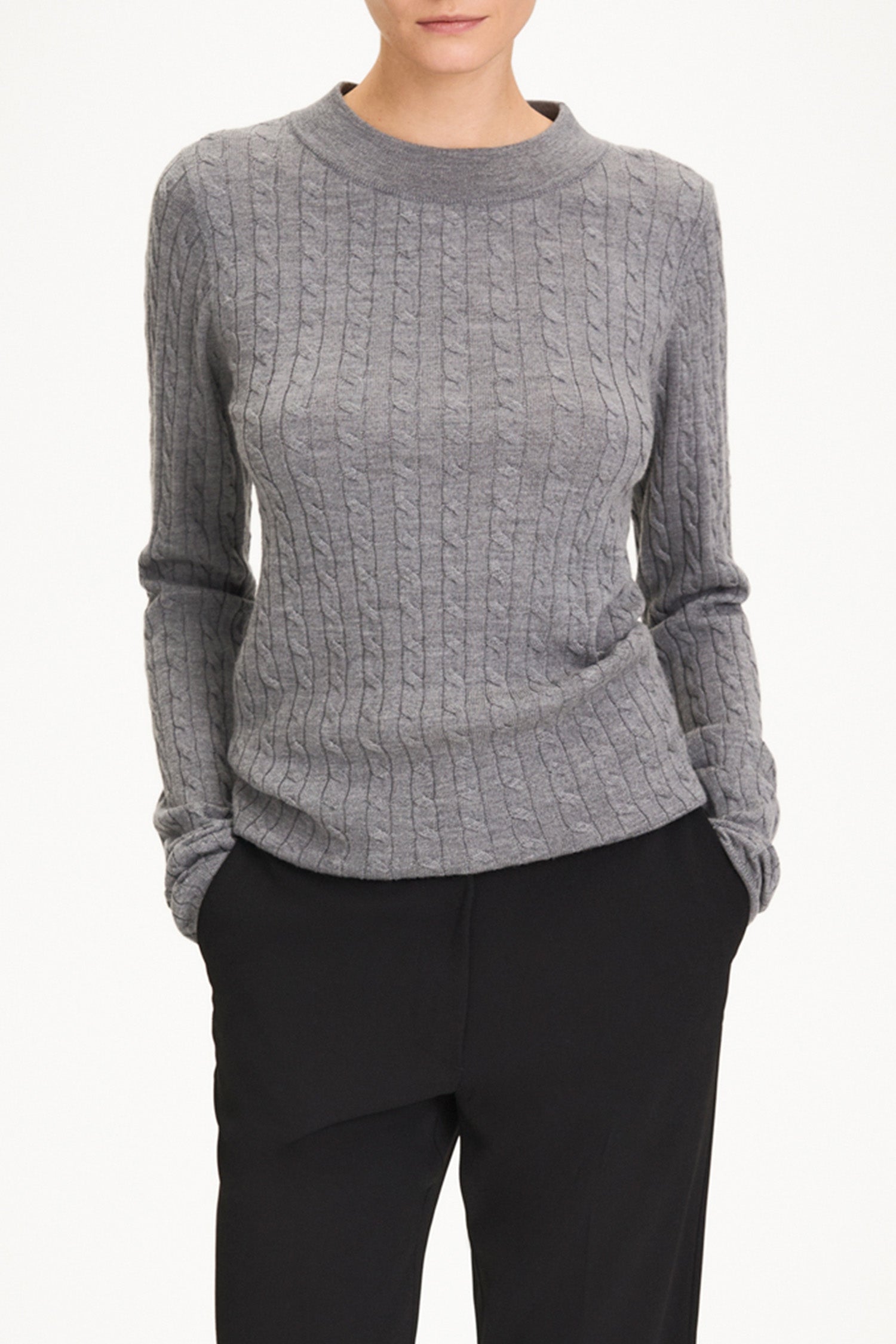 Hollin sweater cable knit merino wool grey stylein model image front close