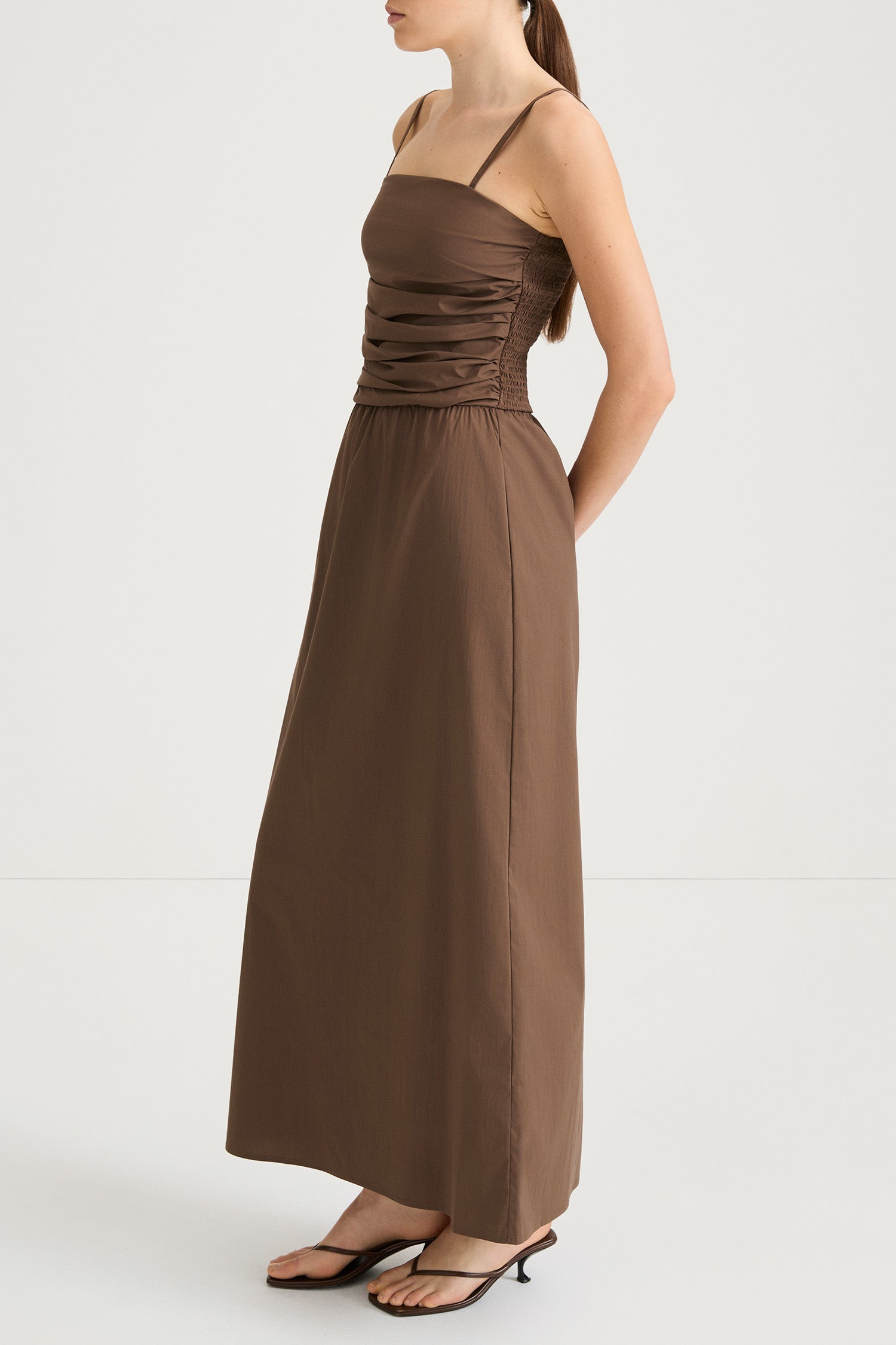Jamila maxi dress cacao stylein model image side