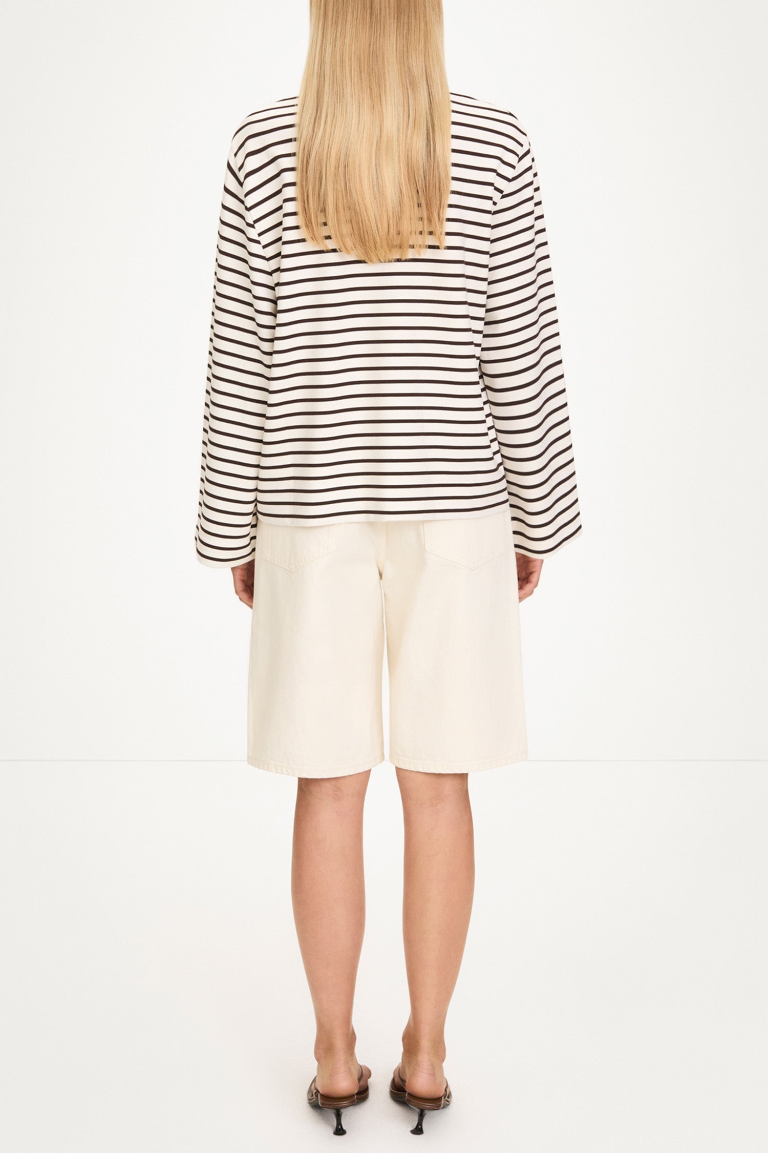 Janelle top oversized t-shirt long sleeve brown white stripe collar stylein model image back