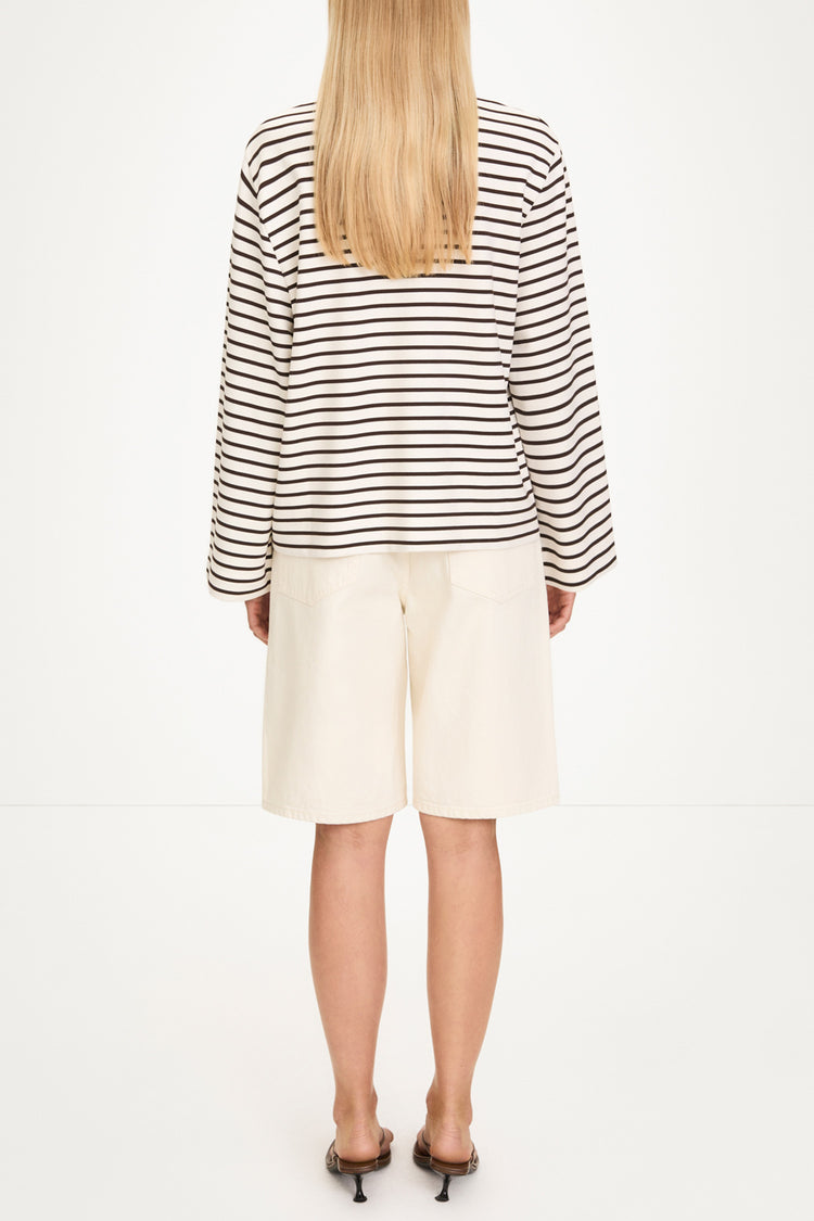Janelle top oversized t-shirt long sleeve brown white stripe collar stylein model image back