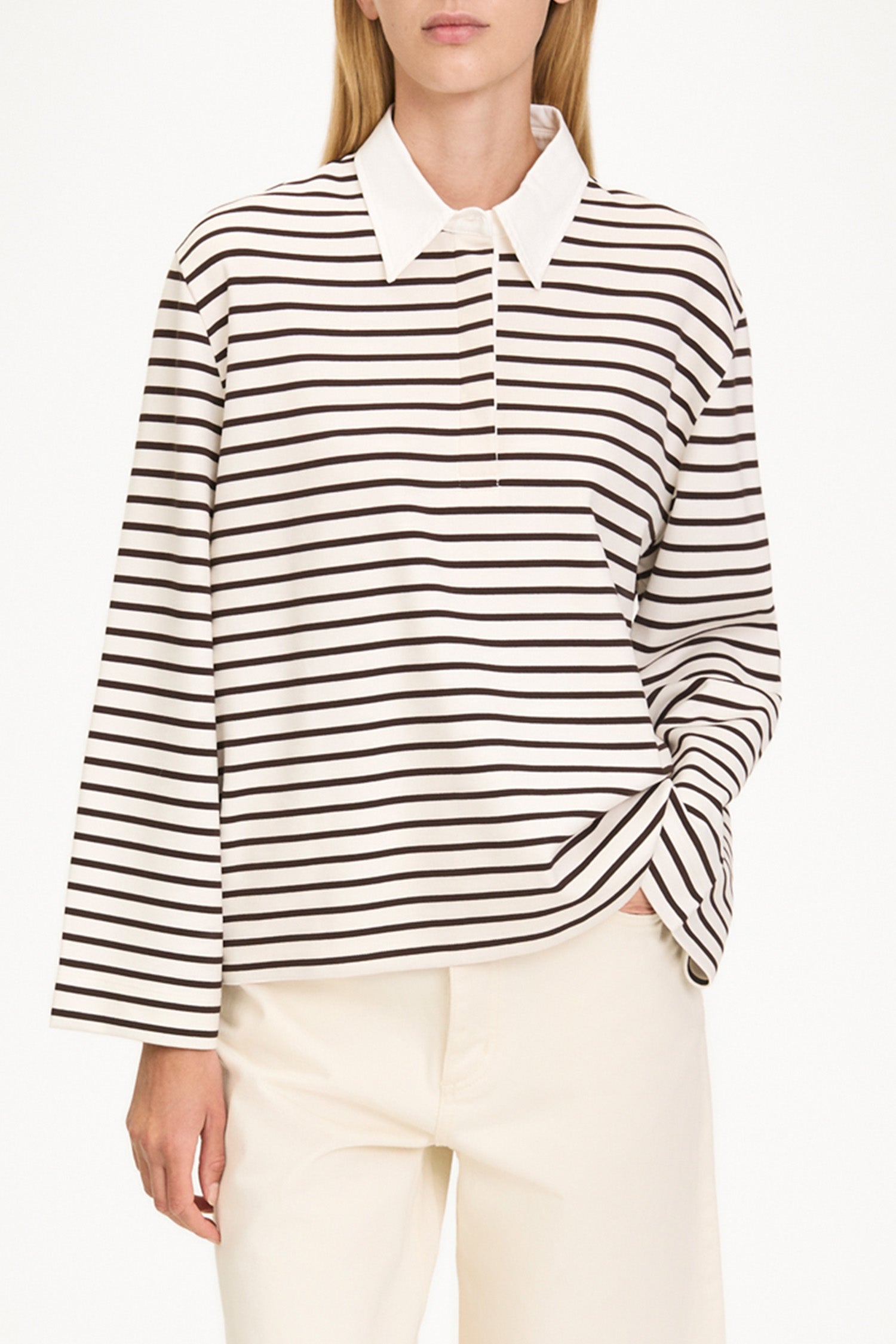 Janelle top oversized t-shirt long sleeve brown white stripe collar stylein model image front close
