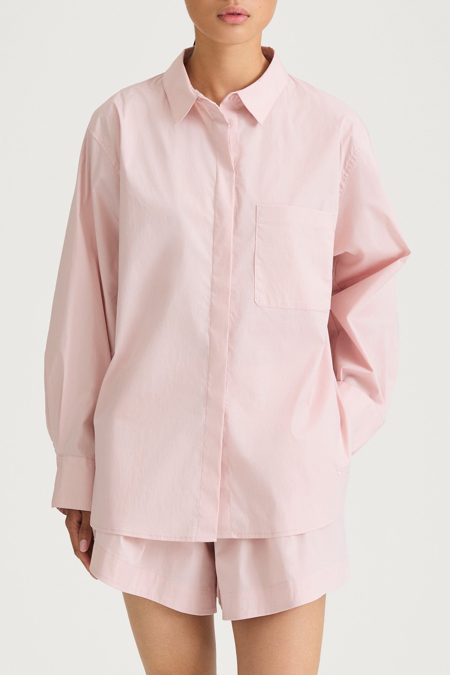 Jansell shirt off-pink stylein model image front close