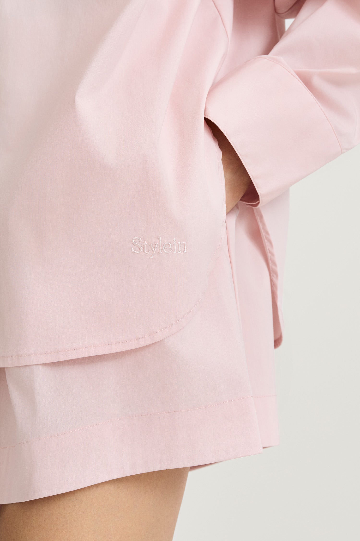 Jansell shirt off-pink stylein model image front close detail