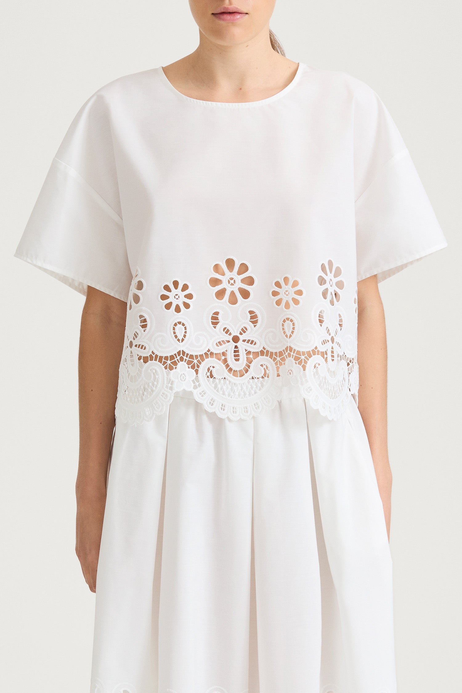 Jassira embroidery blouse white stylein model image close