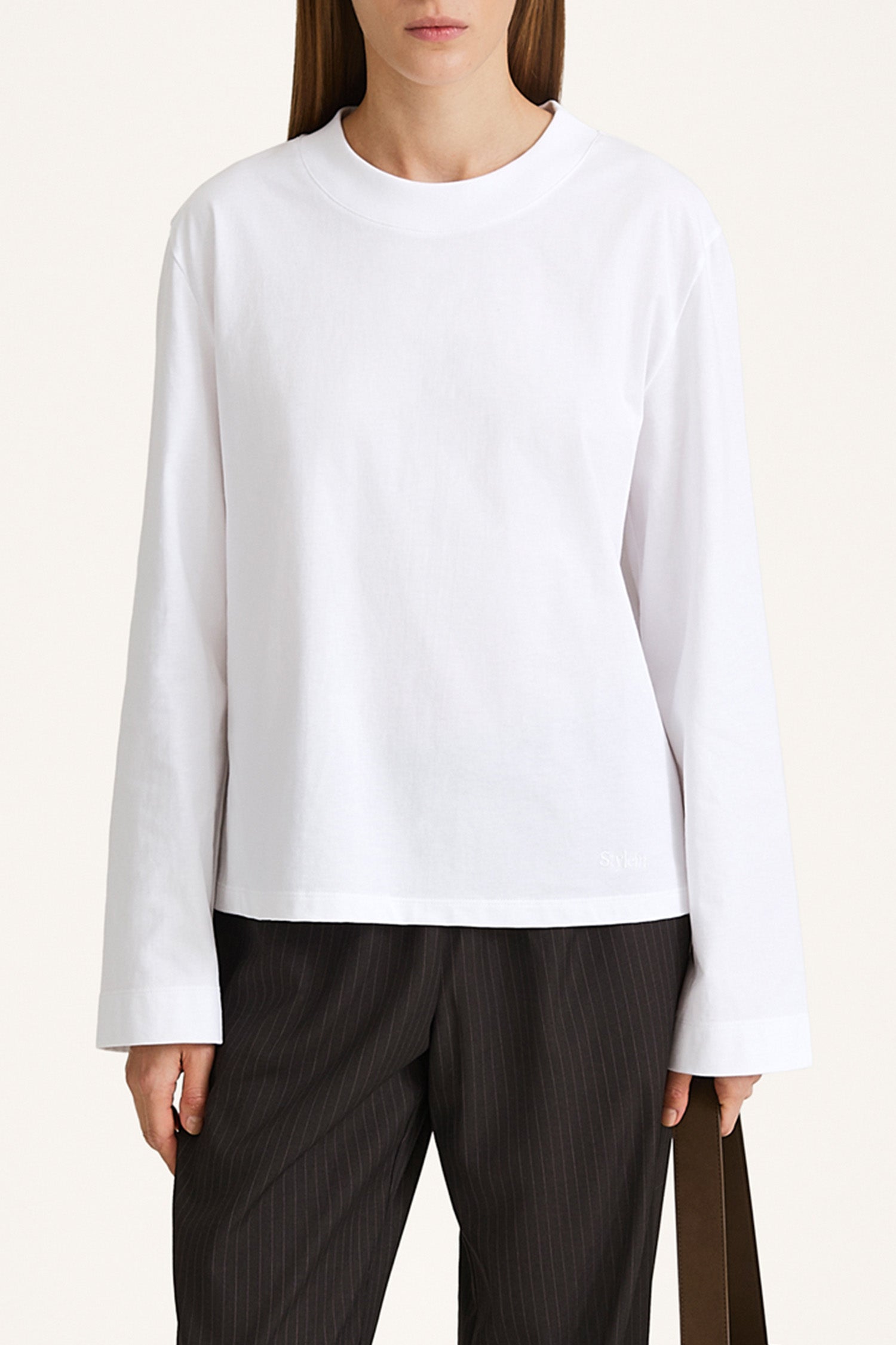 White longsleeve cotton t-shirt stylein detail