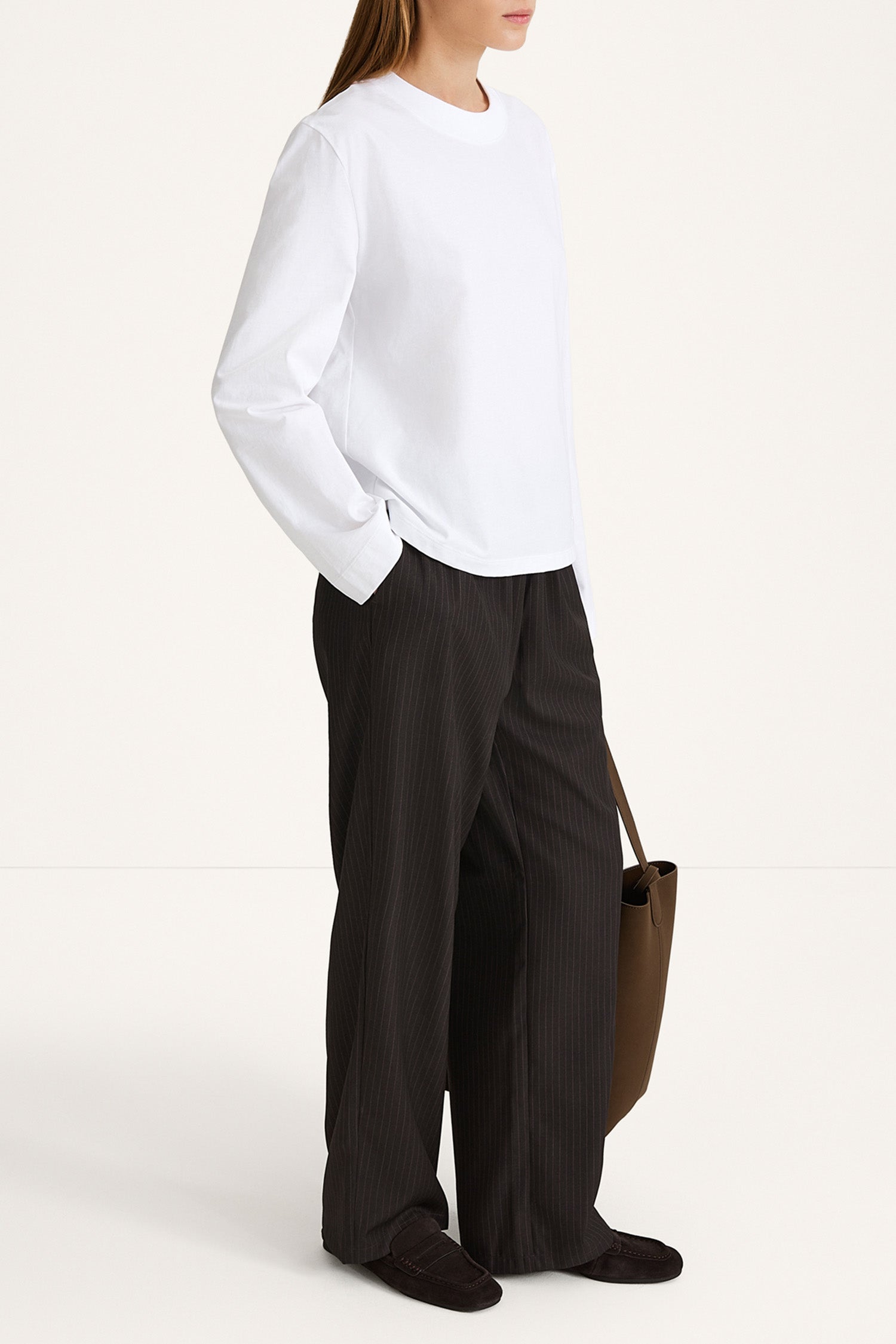 White longsleeve cotton t-shirt stylein side