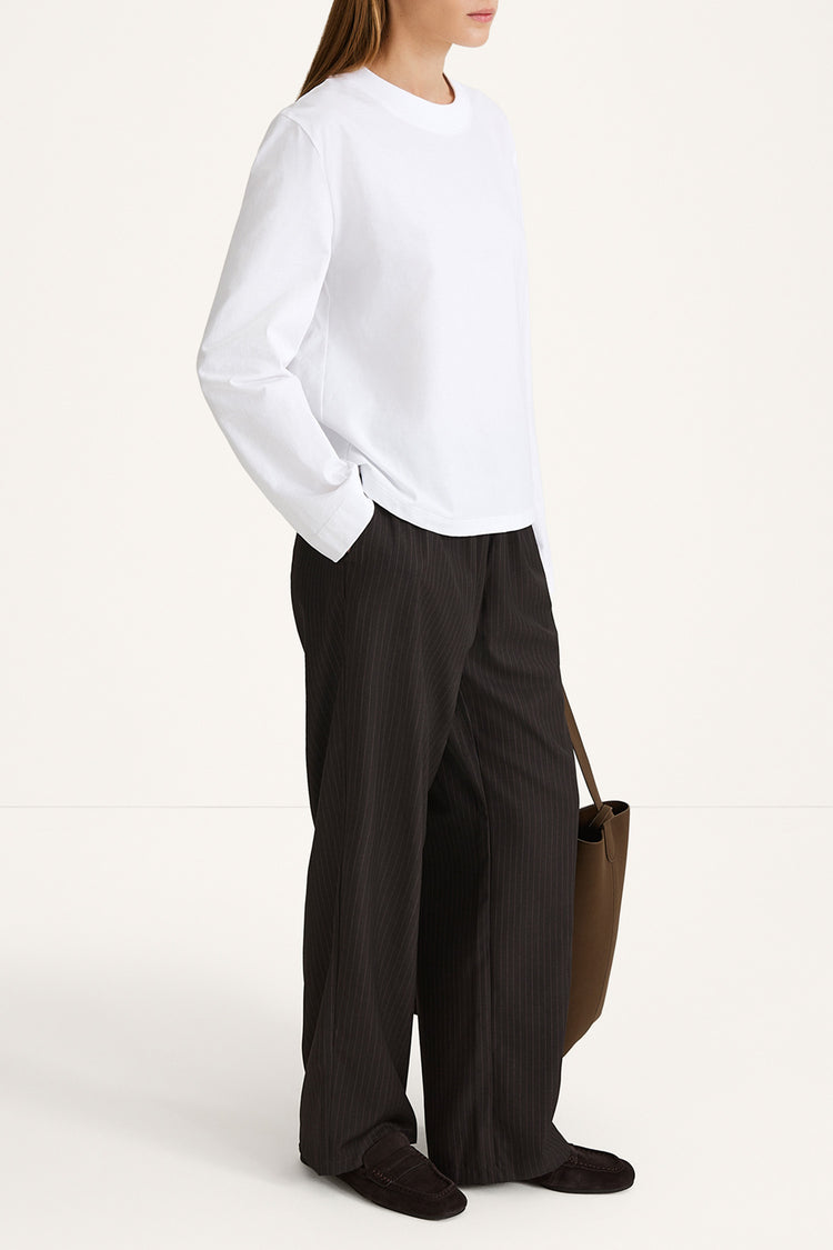 White longsleeve cotton t-shirt stylein side