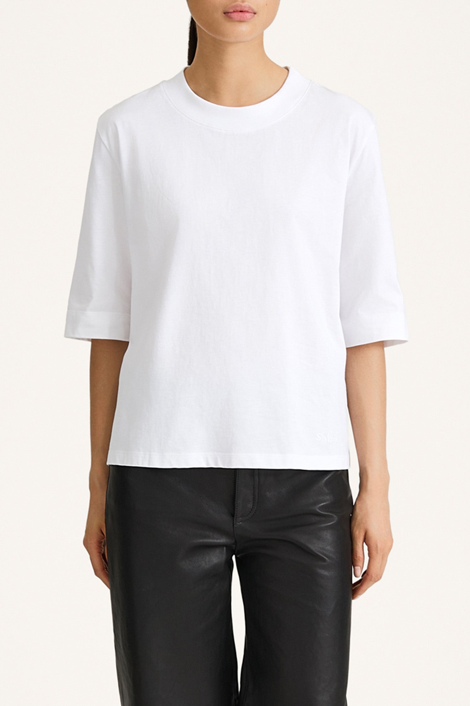 white oversized t-shirt stylein jemmy close up