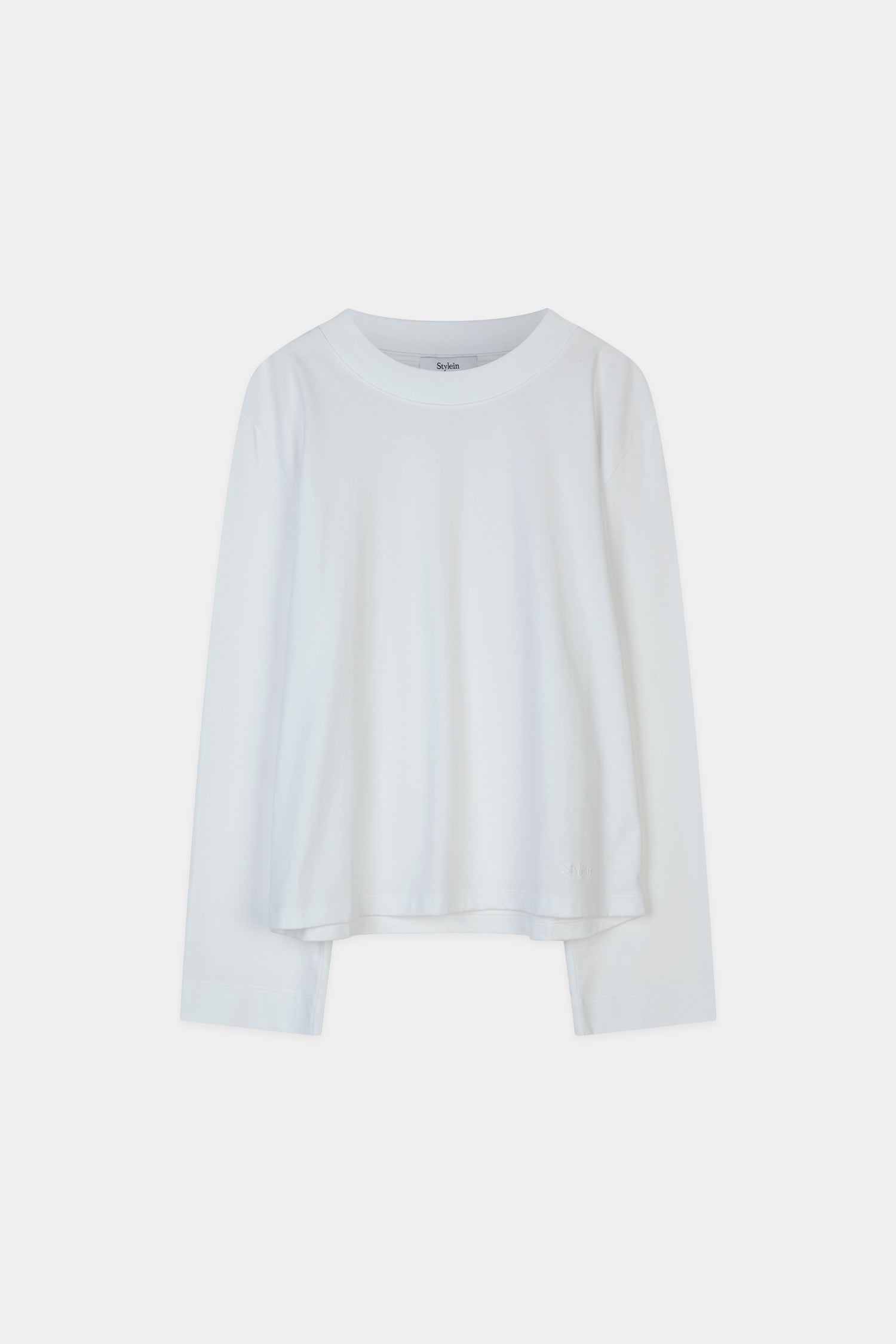 White longsleeve cotton t-shirt stylein packshot