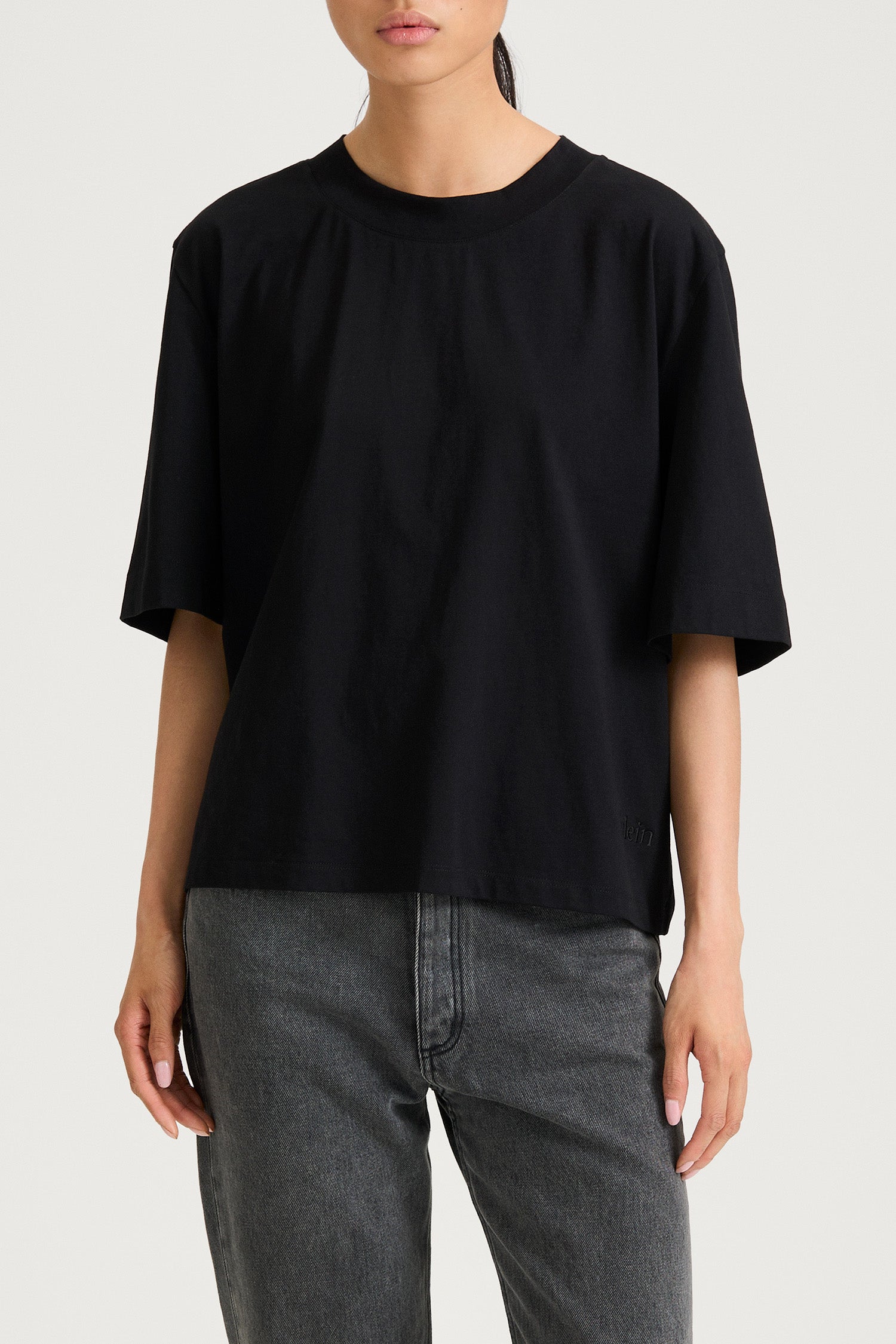 Joyce t-shirt oversized boxy black stylein model image front close