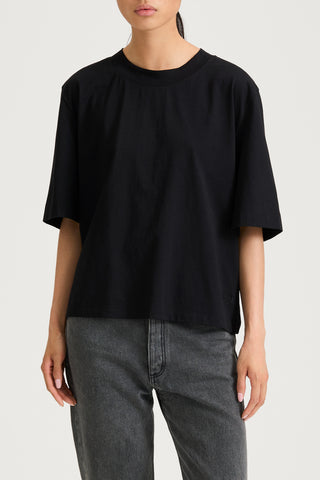 Joyce t-shirt oversized boxy black stylein model image front close