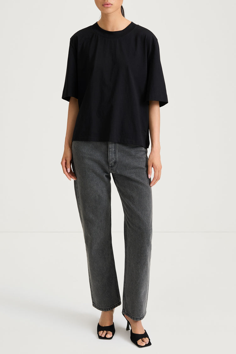 Joyce t-shirt oversized boxy black stylein model image front