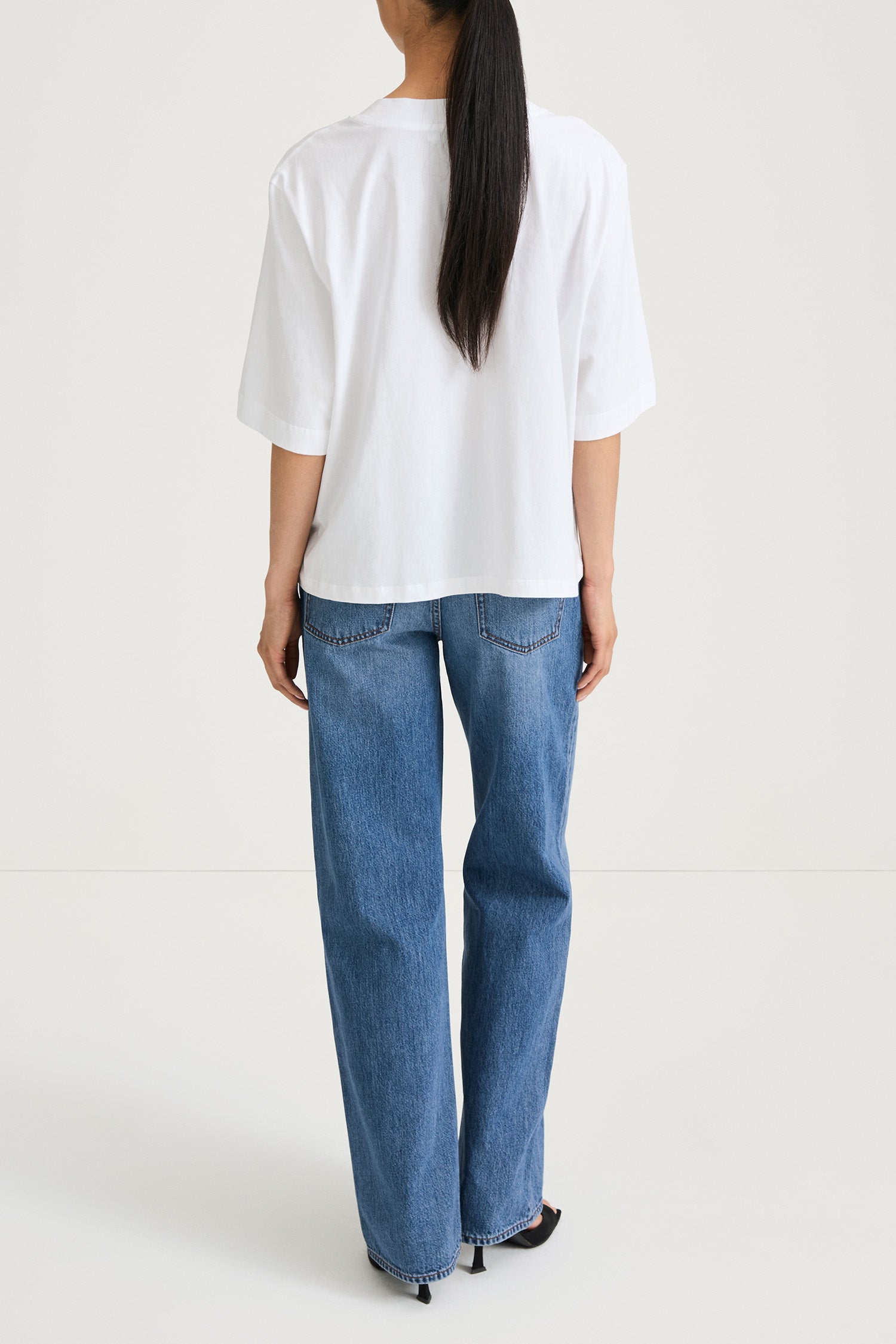 Joyce t-shirt oversized boxy white stylein model image back